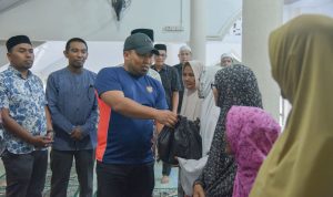 Pj Bupati Aceh Besar Salurkan 50 Paket Ramadhan di Cot Suruy