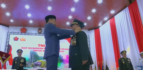 Jokowi Resmi Sematkan Pangkat Jenderal Kehormatan kepada Prabowo