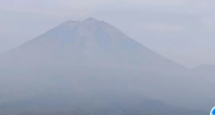 Gunung Semeru Erupsi, Abu Vulkanik Disemburkan Setinggi 400 Meter