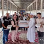 BRI Insurance Bagikan 1.000 Paket Takjil di Masjid Istiqlal