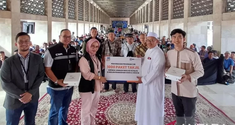 BRI Insurance Bagikan 1.000 Paket Takjil di Masjid Istiqlal