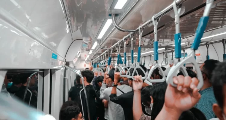 MRT Jakarta edukasi budaya buang sampah hingga pembayaran non tunai