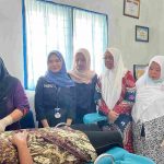 Kepala BKKBN Aceh Serahkan Bantuan Alat Produksi Kepada Kelompok UPPKA di Aceh Timur