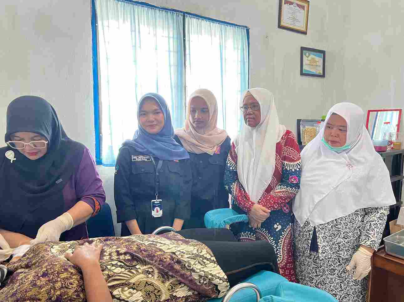 Kepala BKKBN Aceh Serahkan Bantuan Alat Produksi Kepada Kelompok UPPKA di Aceh Timur