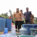 Pj Bupati Aceh Besar Turun Langsung Distribusikan Air Bersih untuk Warga Lhoknga