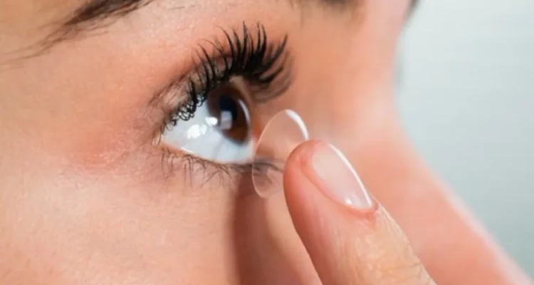 Dokter Ingatkan Pentingnya Perawatan Lensa Kontak untuk Cegah Infeksi Kornea Mata