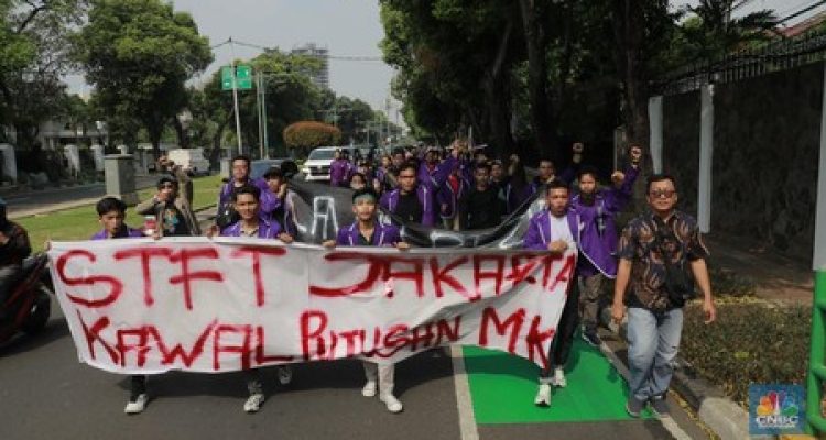 Massa Mahasiswa Padati Kantor KPU Sore Ini untuk Mengawal Putusan MK