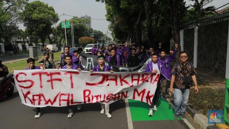 Massa Mahasiswa Padati Kantor KPU Sore Ini untuk Mengawal Putusan MK