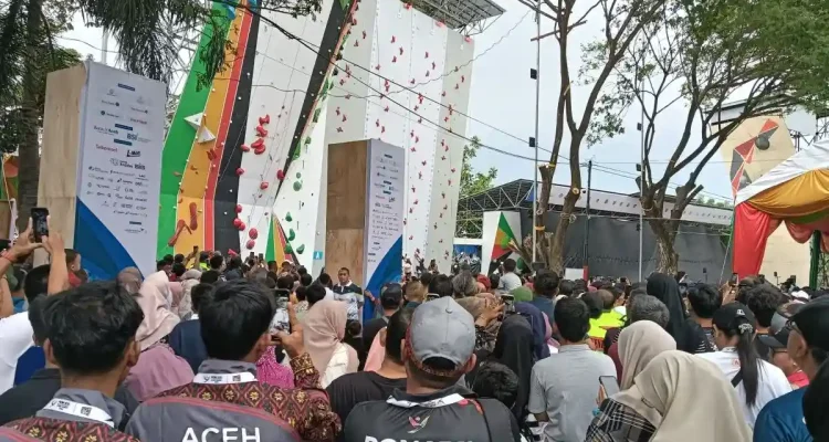 Ratusan Penonton Berikan Dukungan di Arena Panjat Tebing