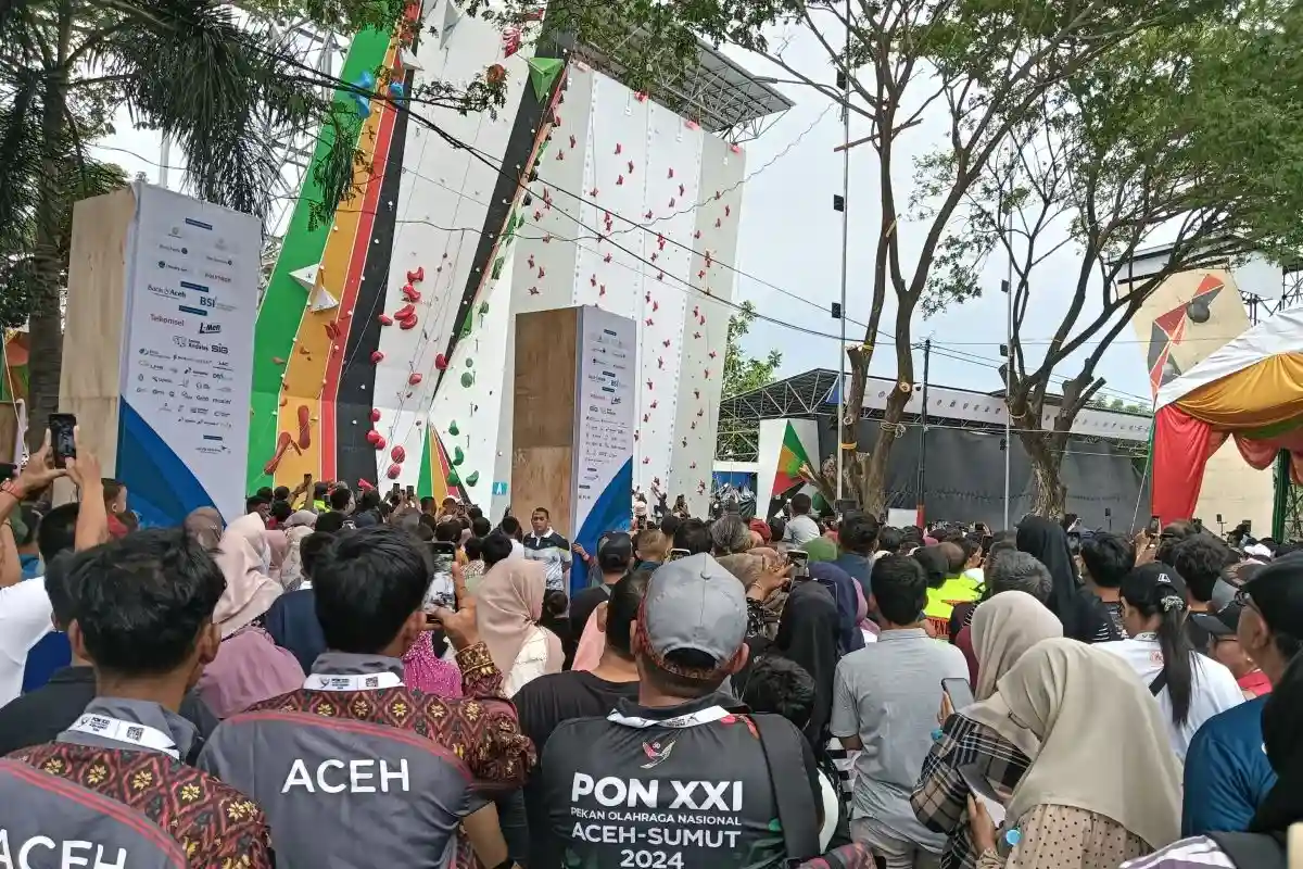 Ratusan Penonton Berikan Dukungan di Arena Panjat Tebing
