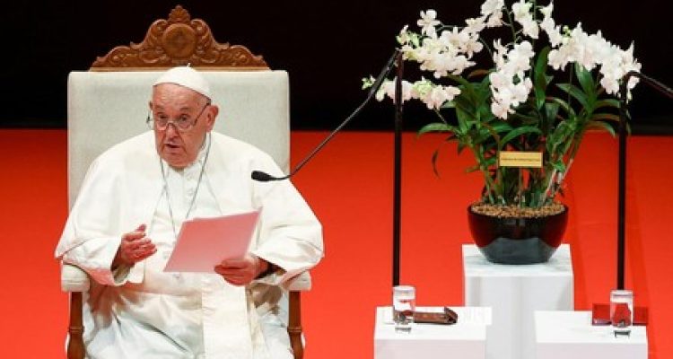 Paus Fransiskus Berikan Kritik Terhadap Trump dan Kamala Harris