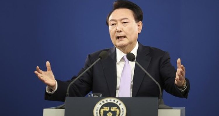 Presiden Yoon Suk Yeol Dilarang Bepergian ke Luar Negeri Akibat Darurat Militer di Korea Selatan