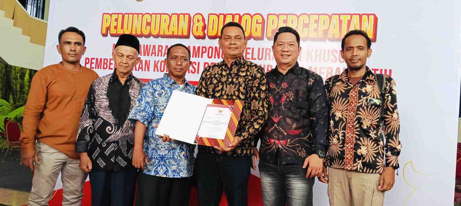 Gubernur Aceh Berikan Penghargaan kepada Gampong Paya Bujok Beuramo