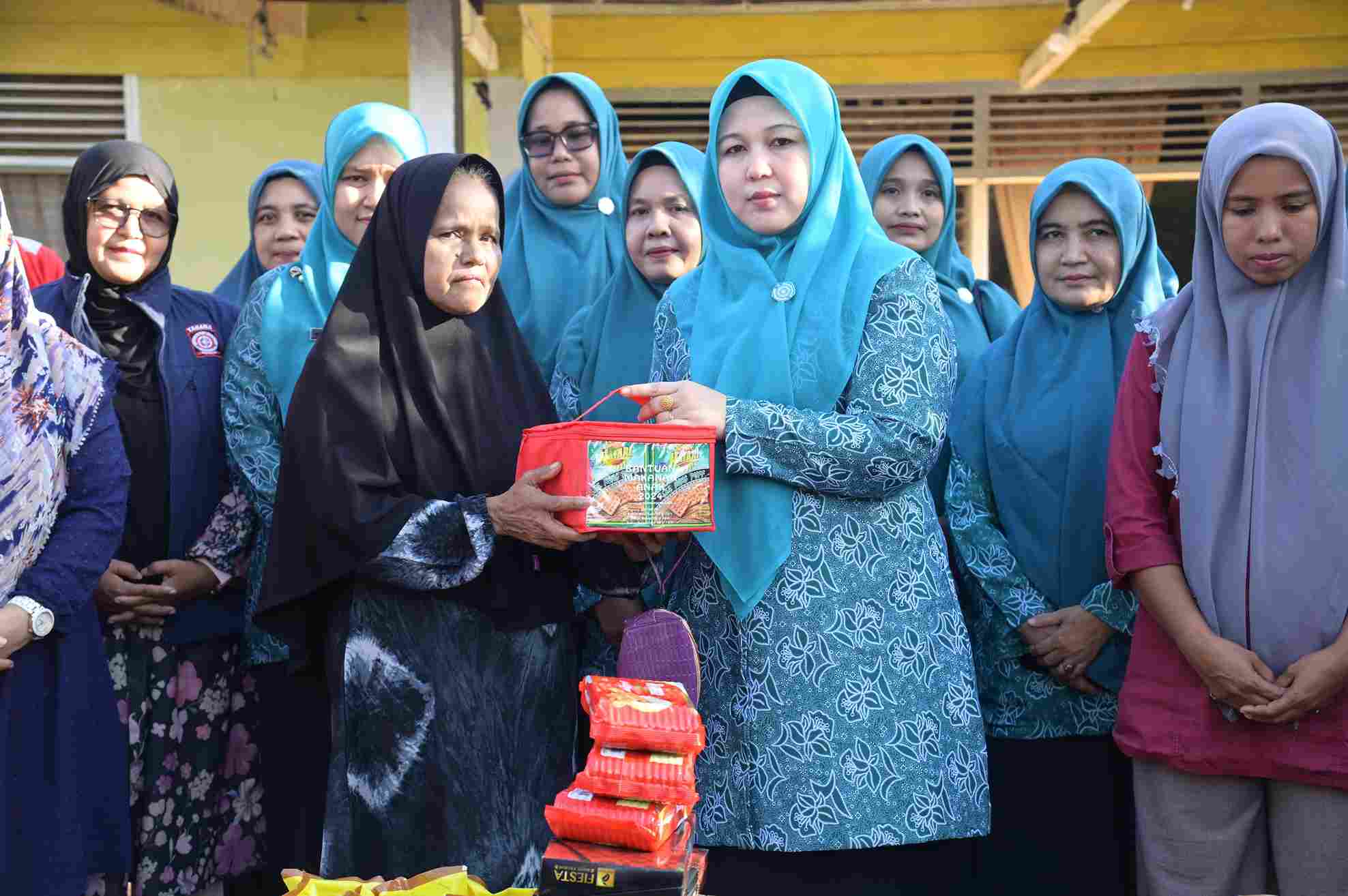 Ketua TP PKK Aceh Besar Serahkan Bantuan Masa Panik
