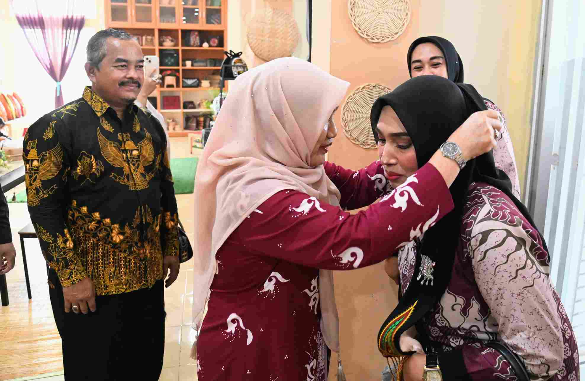 Wakil Ketua Dekranasda Aceh Besar Sambut Kunjungan Kerja IAD Kejati Aceh