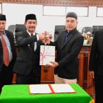 Wakil Bupati Syukri A Jalil Serahkan Rancangan Pertanggungjawaban APBK Aceh Besar 2024