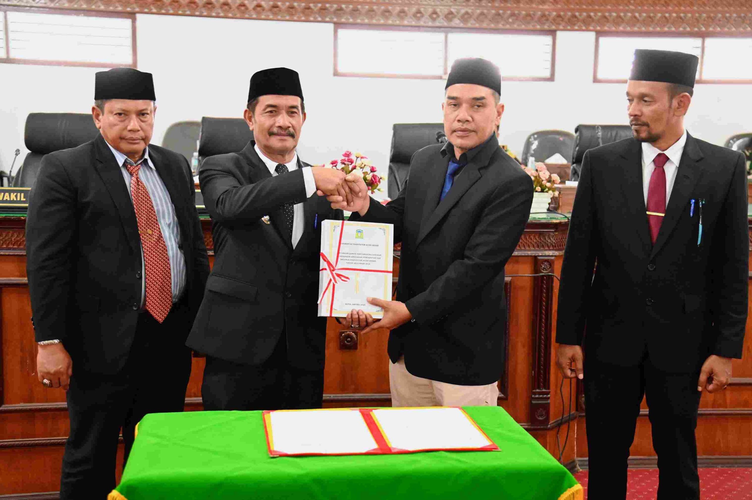 Wakil Bupati Syukri A Jalil Serahkan Rancangan Pertanggungjawaban APBK Aceh Besar 2024