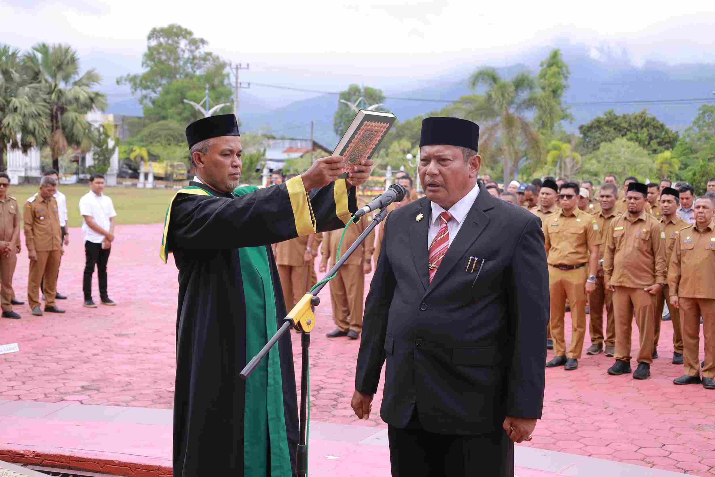 Bupati Aceh Besar Lantik Bahrul Jamil sebagai Sekda dan Serahkan SK Plt Dua Kepala Dinas