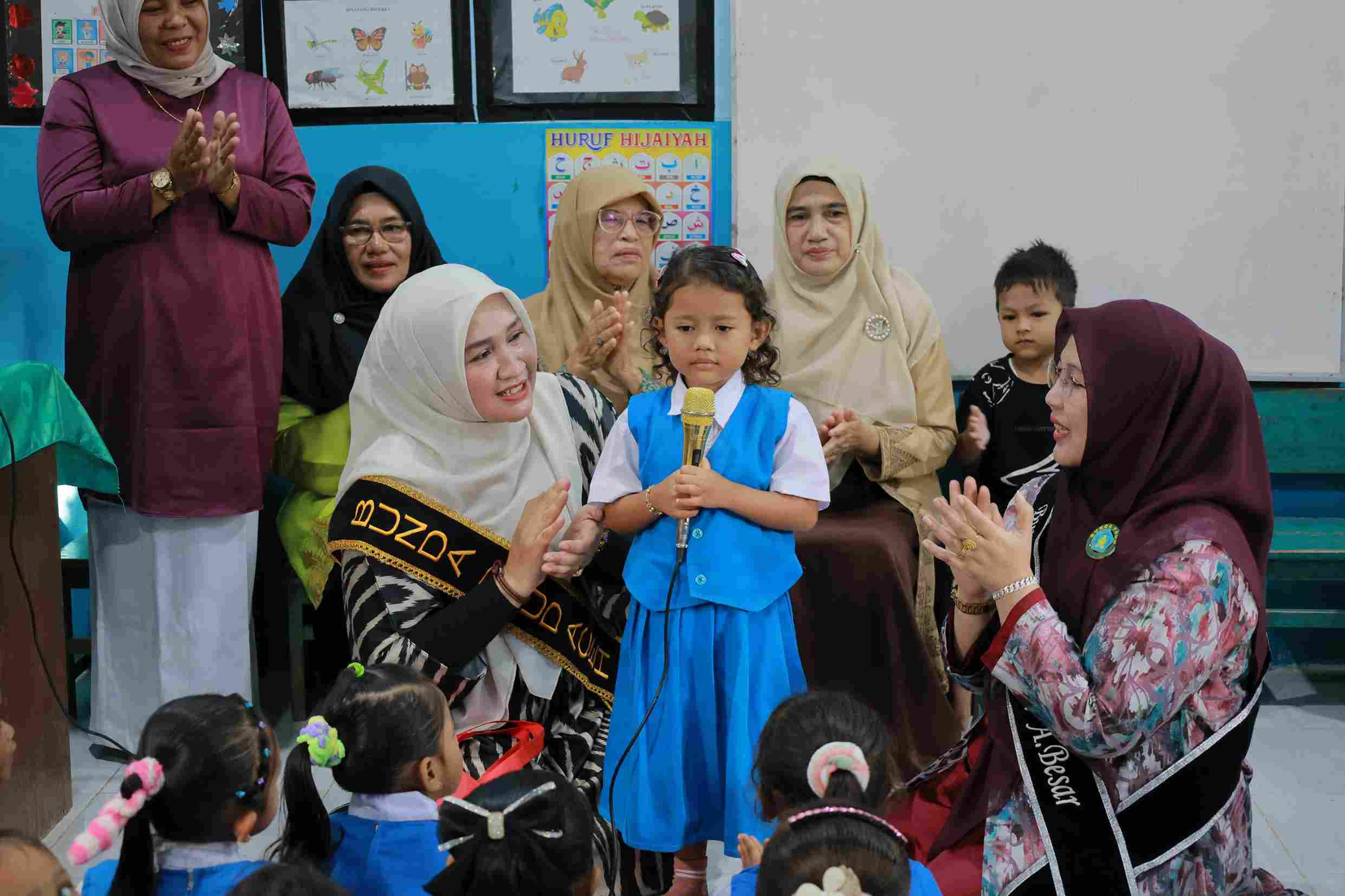 Hari Pertama Masuk Sekolah, Rita Mayasari Dampingi Bunda PAUD Aceh Tinjau MPLS di Blang Bintang