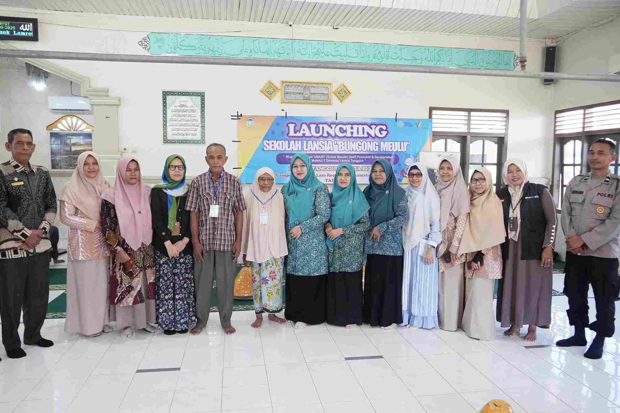 Ketua TP-PKK Aceh Besar Launching Sekolah Lansia Bungong Meulu di Gampong Miruek Lamreudeup
