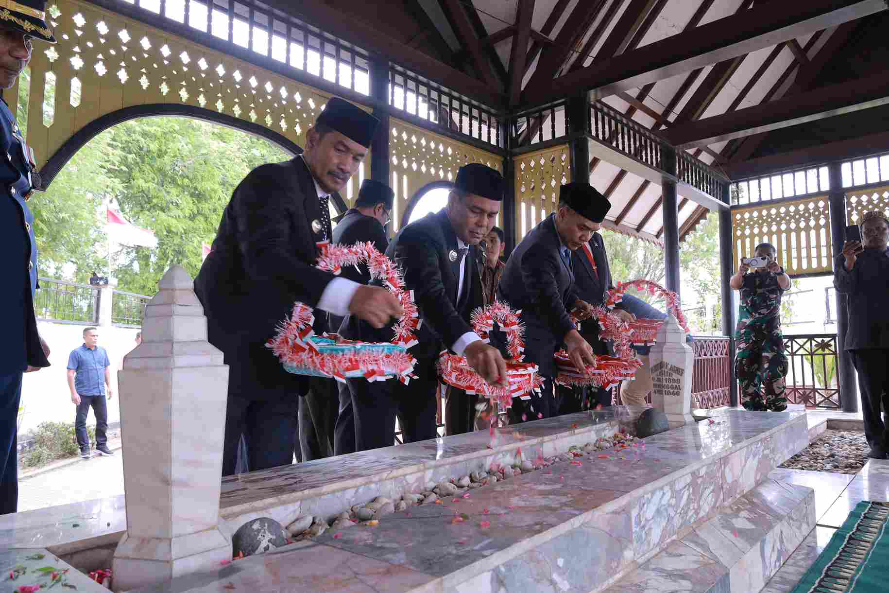 Jelang HUT ke-80 RI, Bupati Aceh Besar Ziarah ke Makam Pahlawan Teuku Nyak Arief