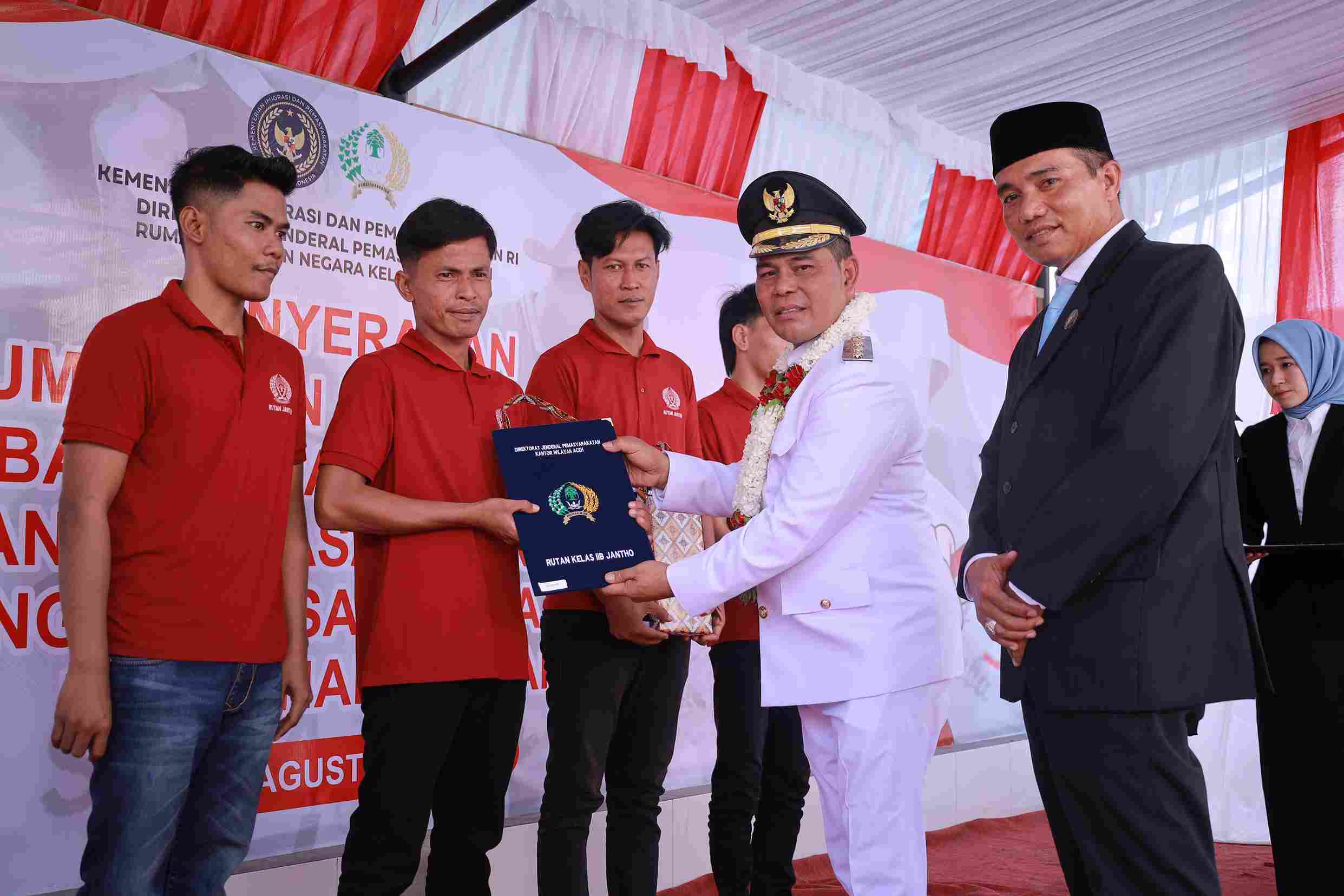 Bupati Aceh Besar Serahkan Remisi Bebas bagi 4 Warga Binaan Rutan Jantho