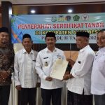 Wabup Syukri Serahkan Sertifikat Tanah Wakaf Periode II Tahun 2025