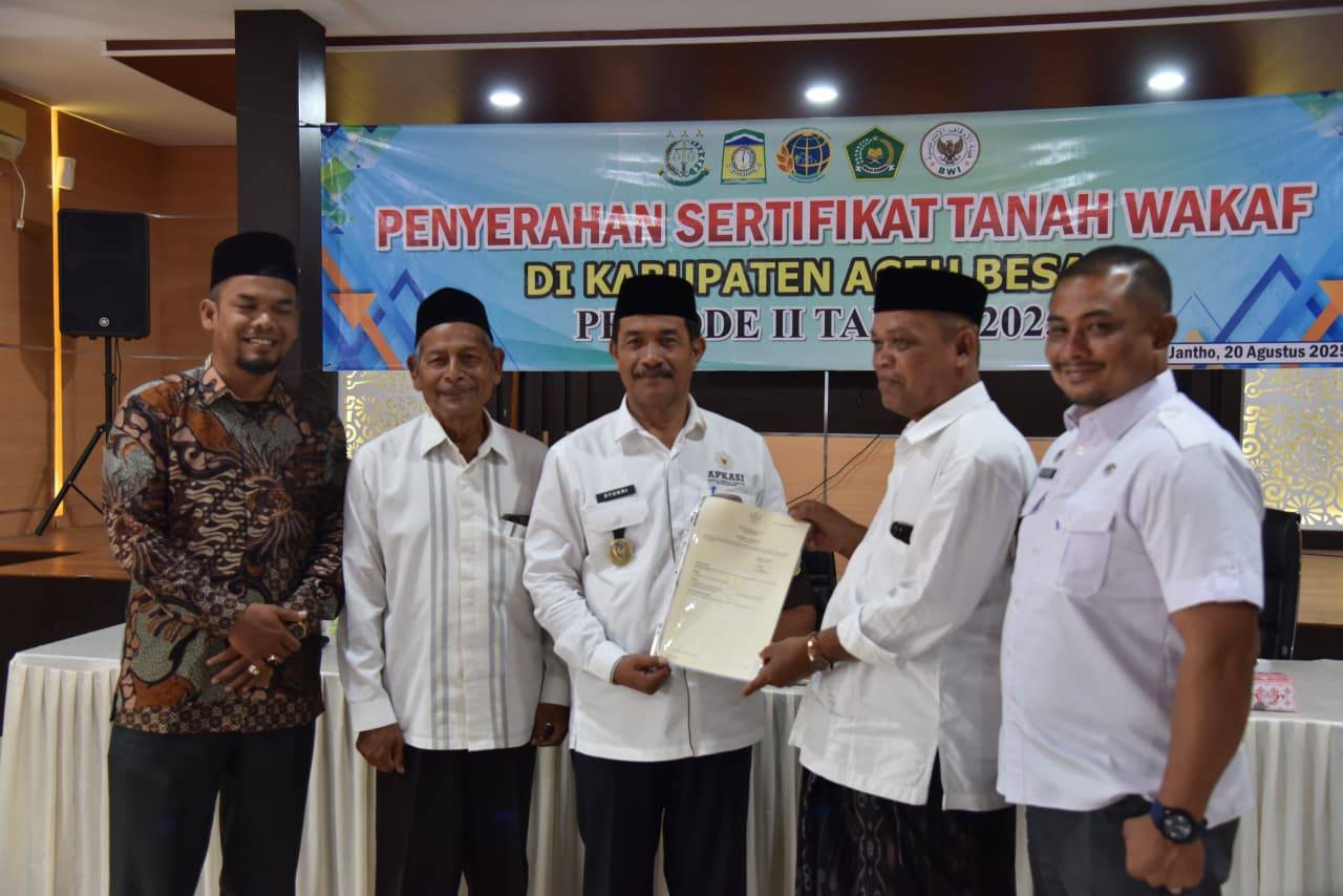 Wabup Syukri Serahkan Sertifikat Tanah Wakaf Periode II Tahun 2025