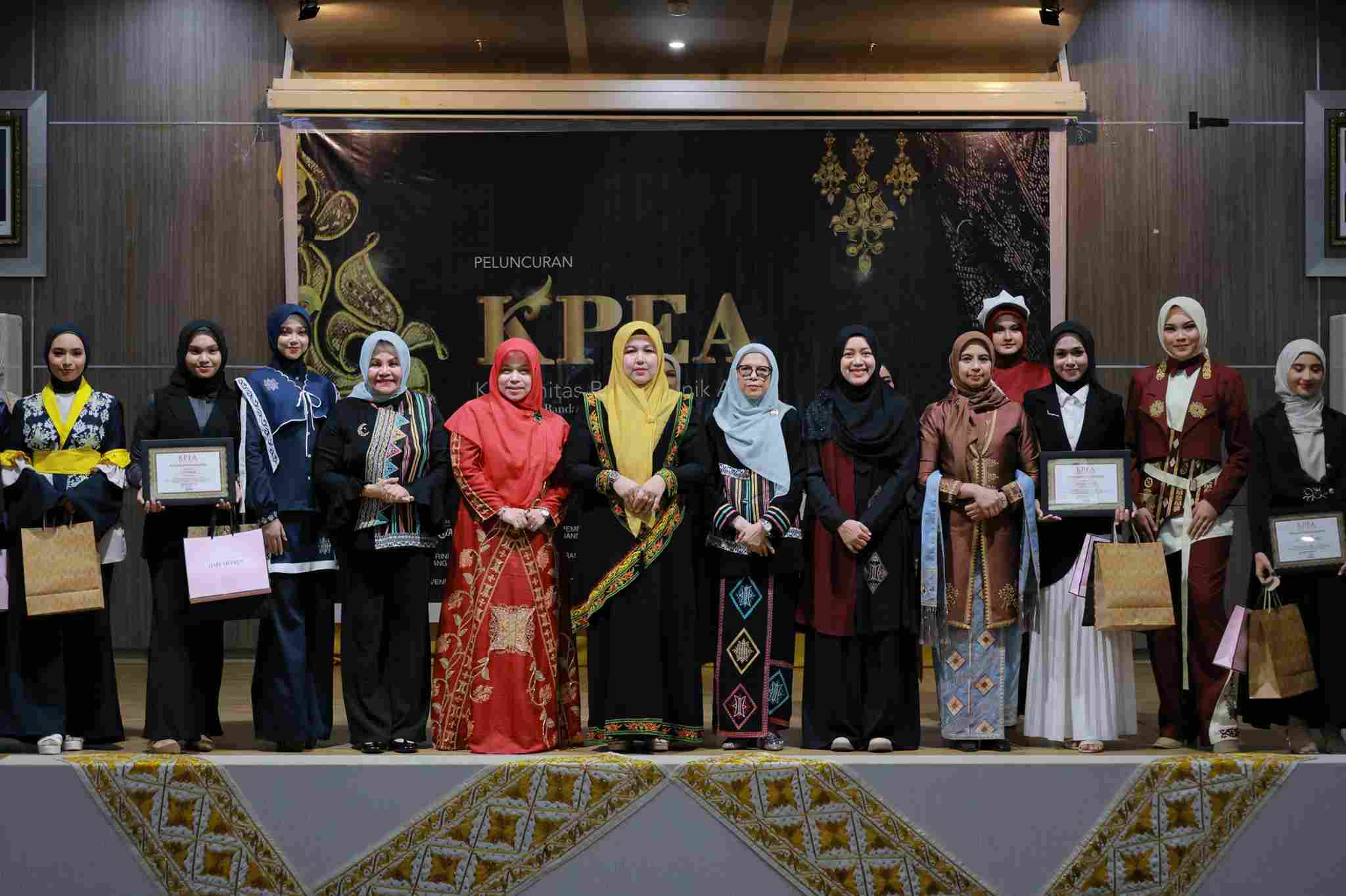 Ketua Dekranasda Aceh Besar Hadiri Peluncuran KPEA dan Lomba Fashion Desain di Balai Kota Banda Aceh