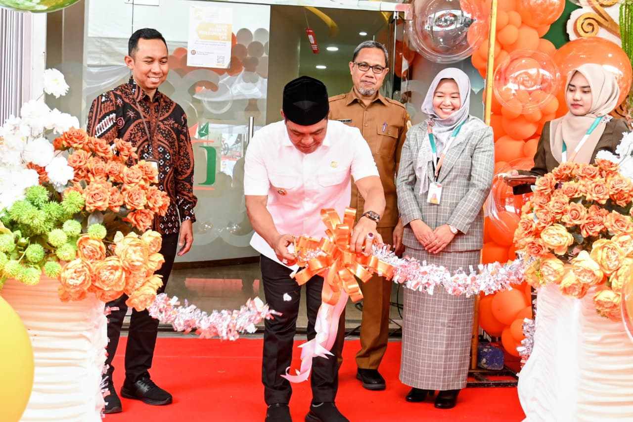 Bupati Aceh Besar Hadiri Grand Opening PT. BPR Syariah Ingin Jaya