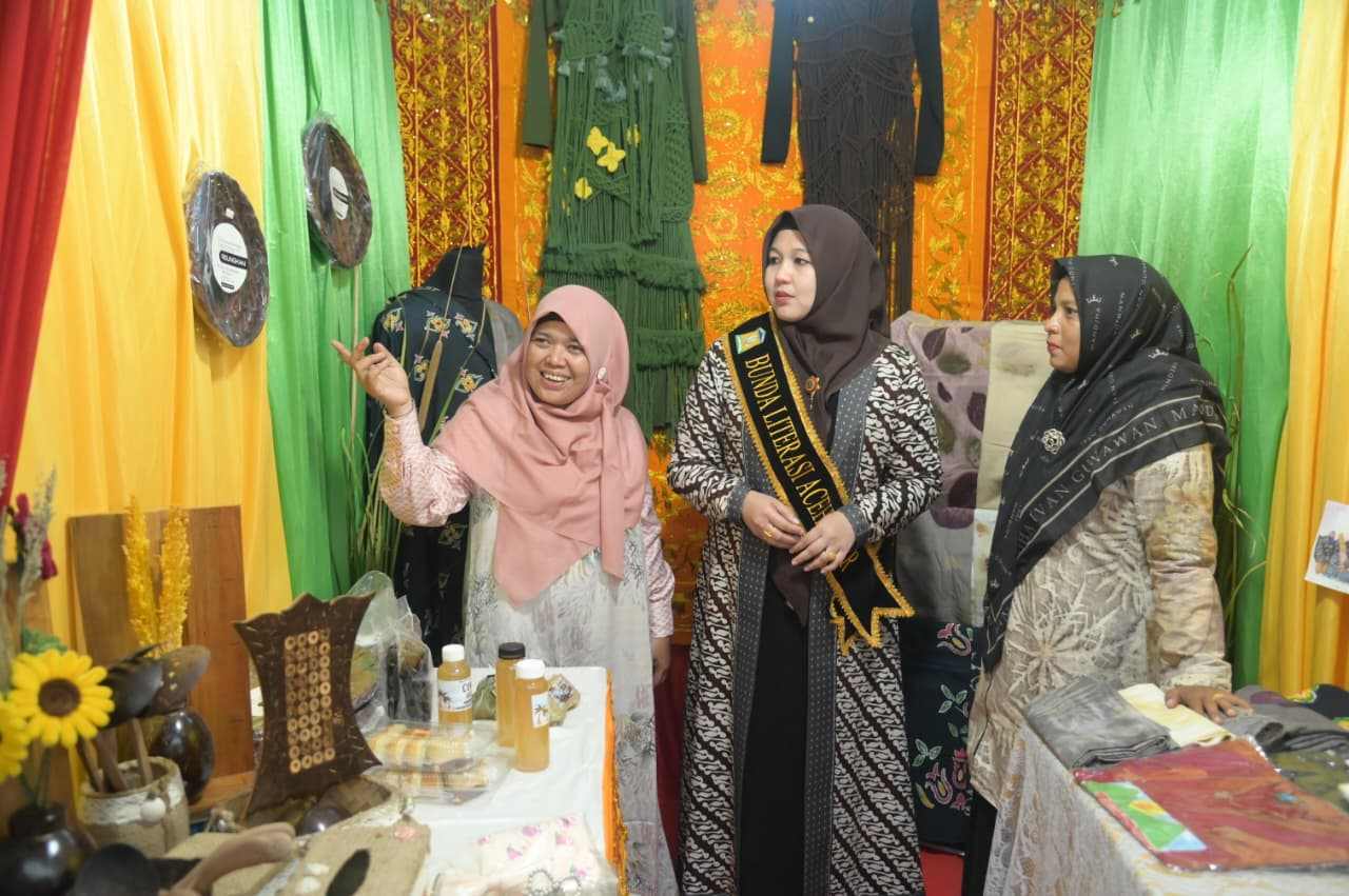 Rita Mayasari Kunjungi Stand Pameran Festival Literasi Aceh