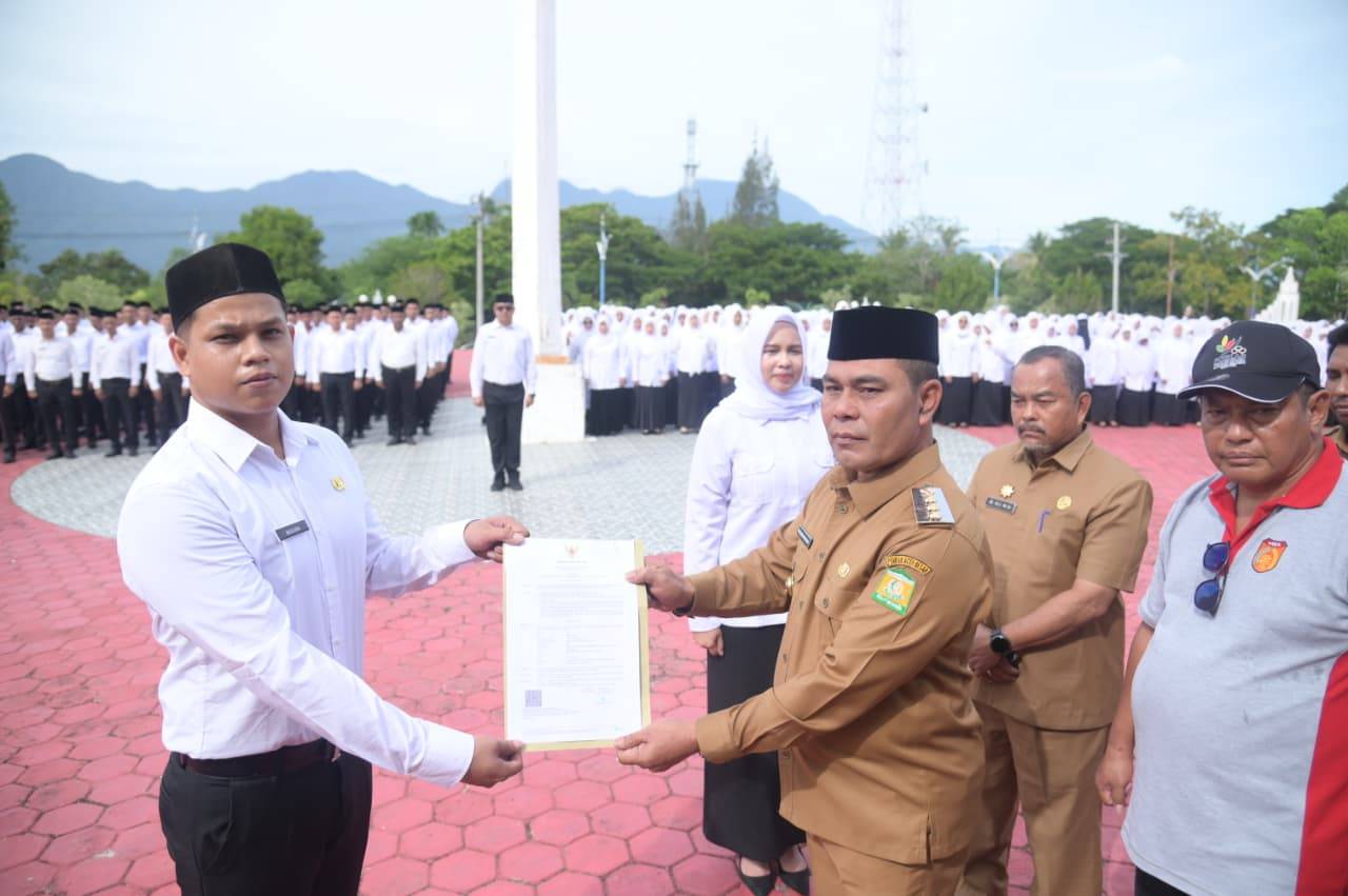 Syech Muharram Serahkan SK Pengangkatan 890 PPPK Aceh Besar Tahap I