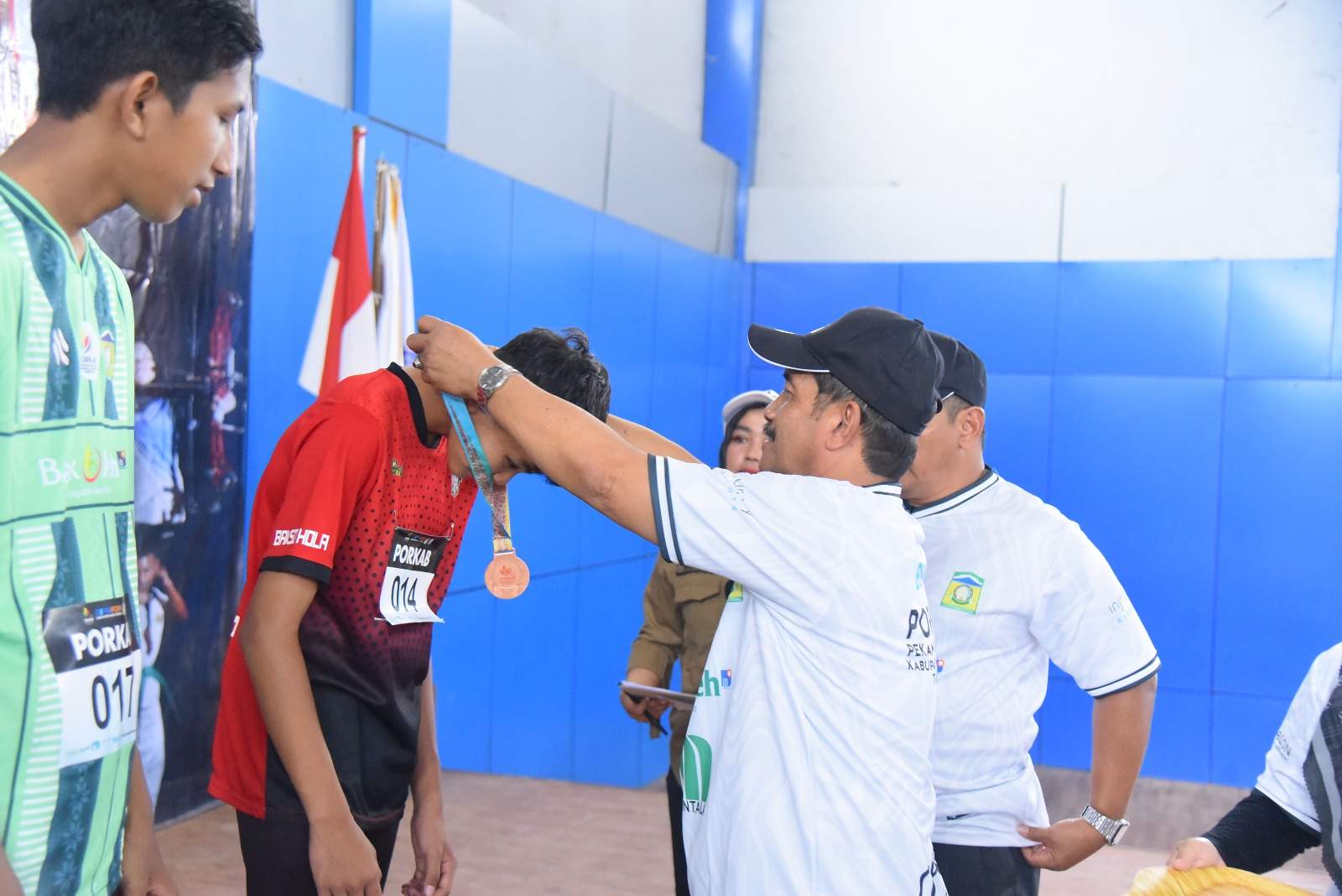 Wakil Bupati Syukri Kalungi Medali Atletik PORKAB 2025