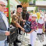 Bupati Aceh Besar dan BRI Salurkan 500 Tas Sekolah untuk Siswa