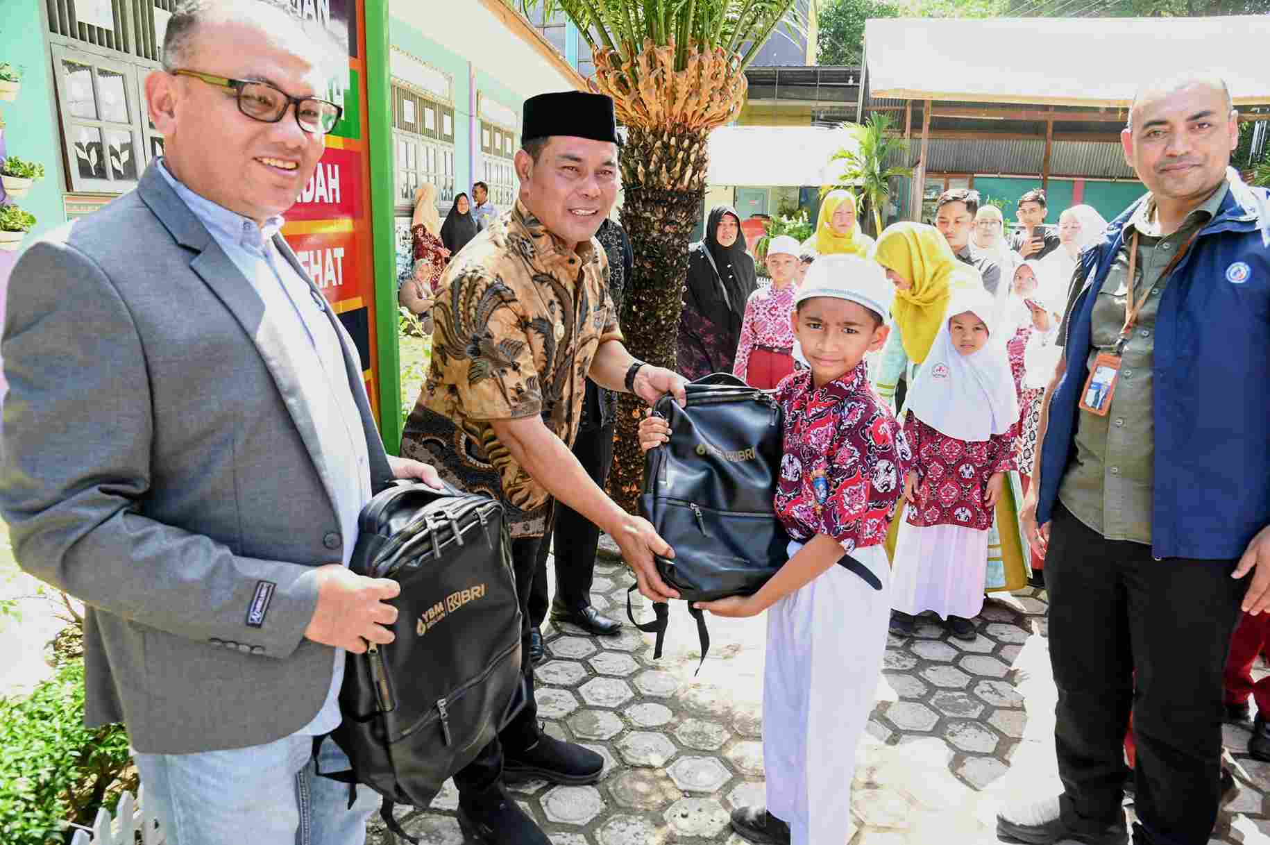 Bupati Aceh Besar dan BRI Salurkan 500 Tas Sekolah untuk Siswa