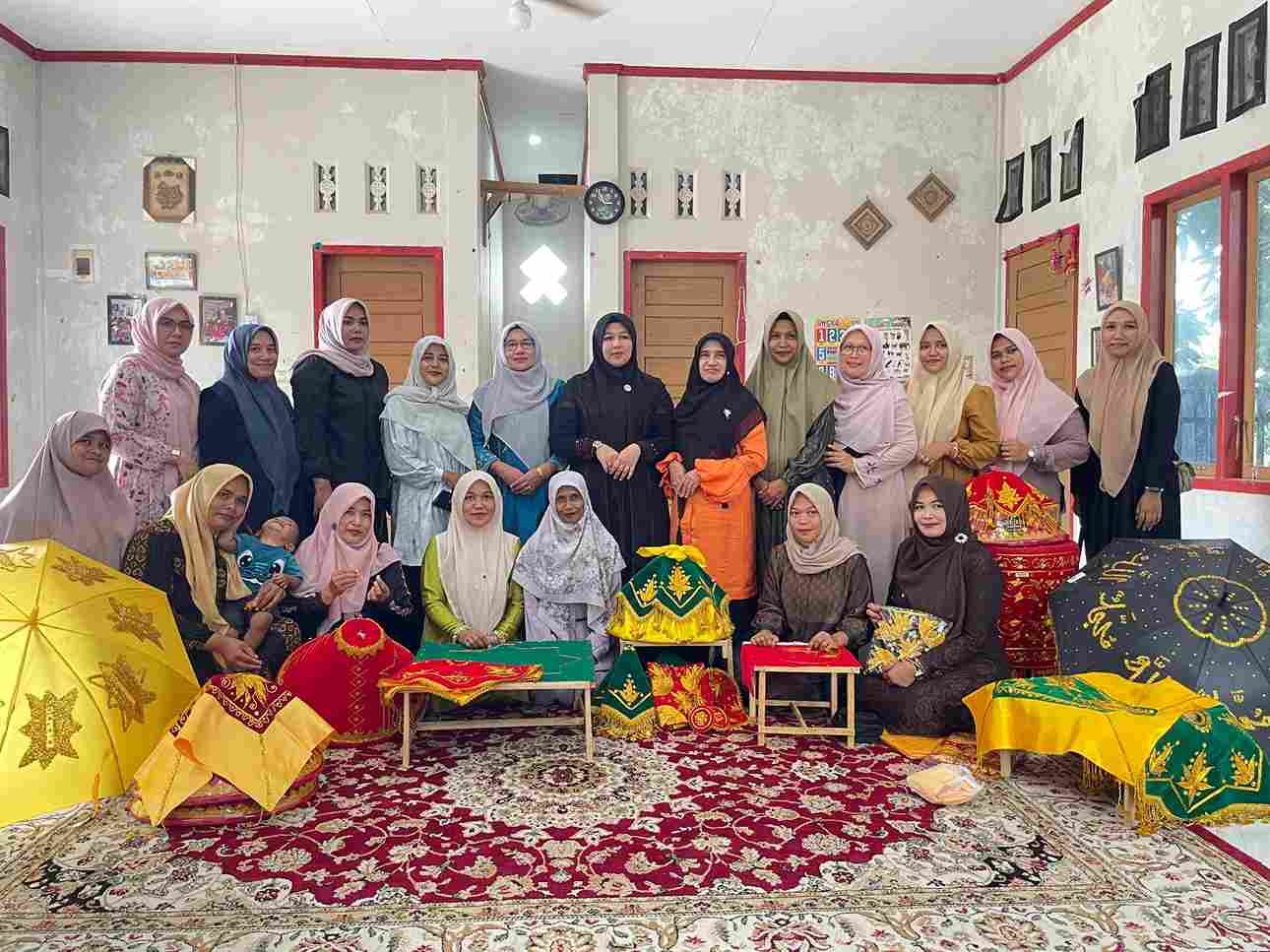 Ketua Dekranasda Aceh Besar Kunjungi Sentra Kerajinan Songket dan Souvenir