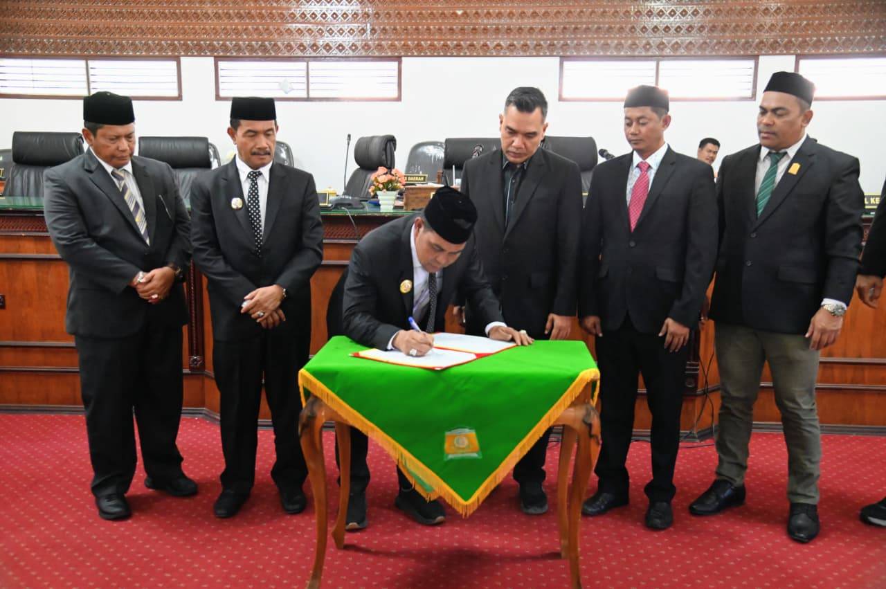 Bupati Aceh Besar Sampaikan Jawaban Eksekutif atas Pandangan Umum Fraksi DPRK