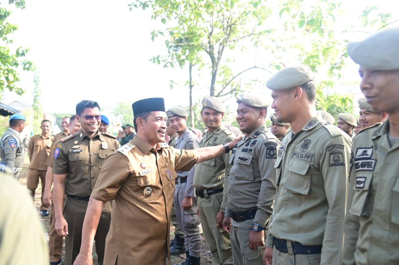Wabup Syukri Bertindak sebagai Pemimpin Apel Gelar Pasukan Satpol PP dan WH Aceh Besar