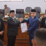 Bupati Aceh Besar Serahkan Raqan Perubahan Anggaran Tahun 2025 Ke DPRK