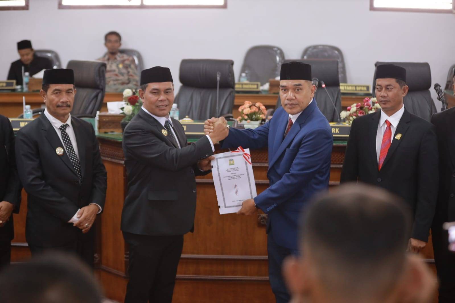 Bupati Aceh Besar Serahkan Raqan Perubahan Anggaran Tahun 2025 Ke DPRK