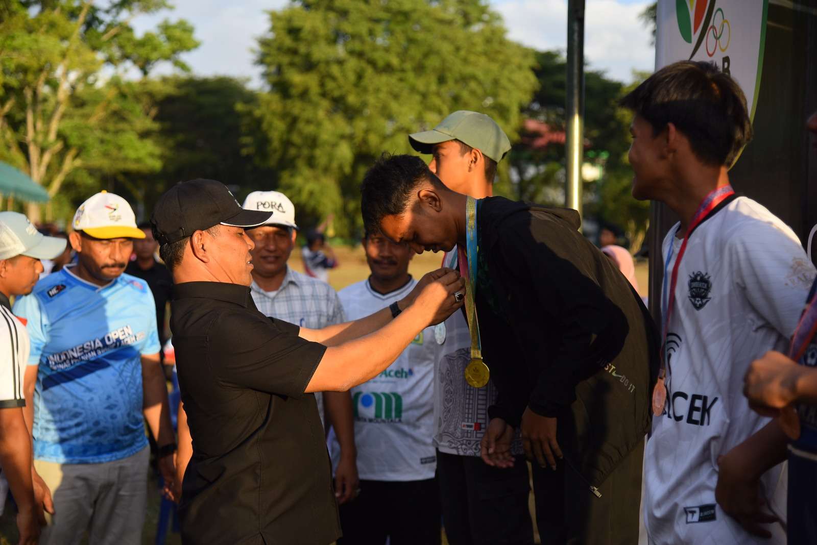 Bagikan Medali, Bupati Aceh Besar Semangati Atlet Muda Panahan PORKAB 2025