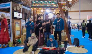 IMG-20251006-WA0056_11zon Bupati Aceh Besar Tinjau Stand Dekranasda Aceh Besar di Inacraft