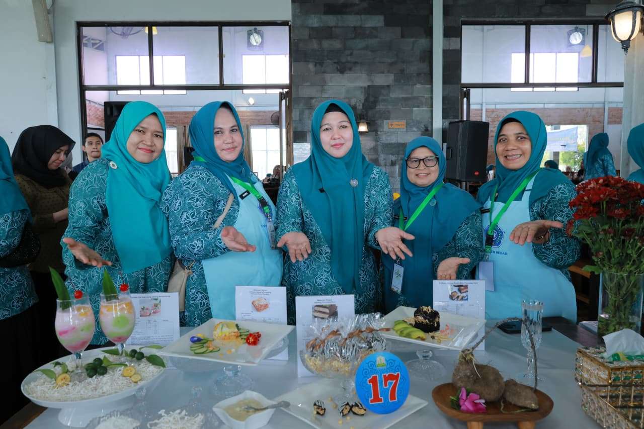 Ketua TP PKK Aceh Besar Dampingi dan Dukung Tim Janeng dalam Lomba Cipta Menu Pangan Lokal 2025