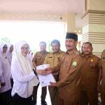 Serahkan 101 SK PPPK Tahap II dan CPNS Lulusan IPDN, Wabup Aceh Besar Ajak ASN Tingkatkan Disiplin dan Syukuri Amanah