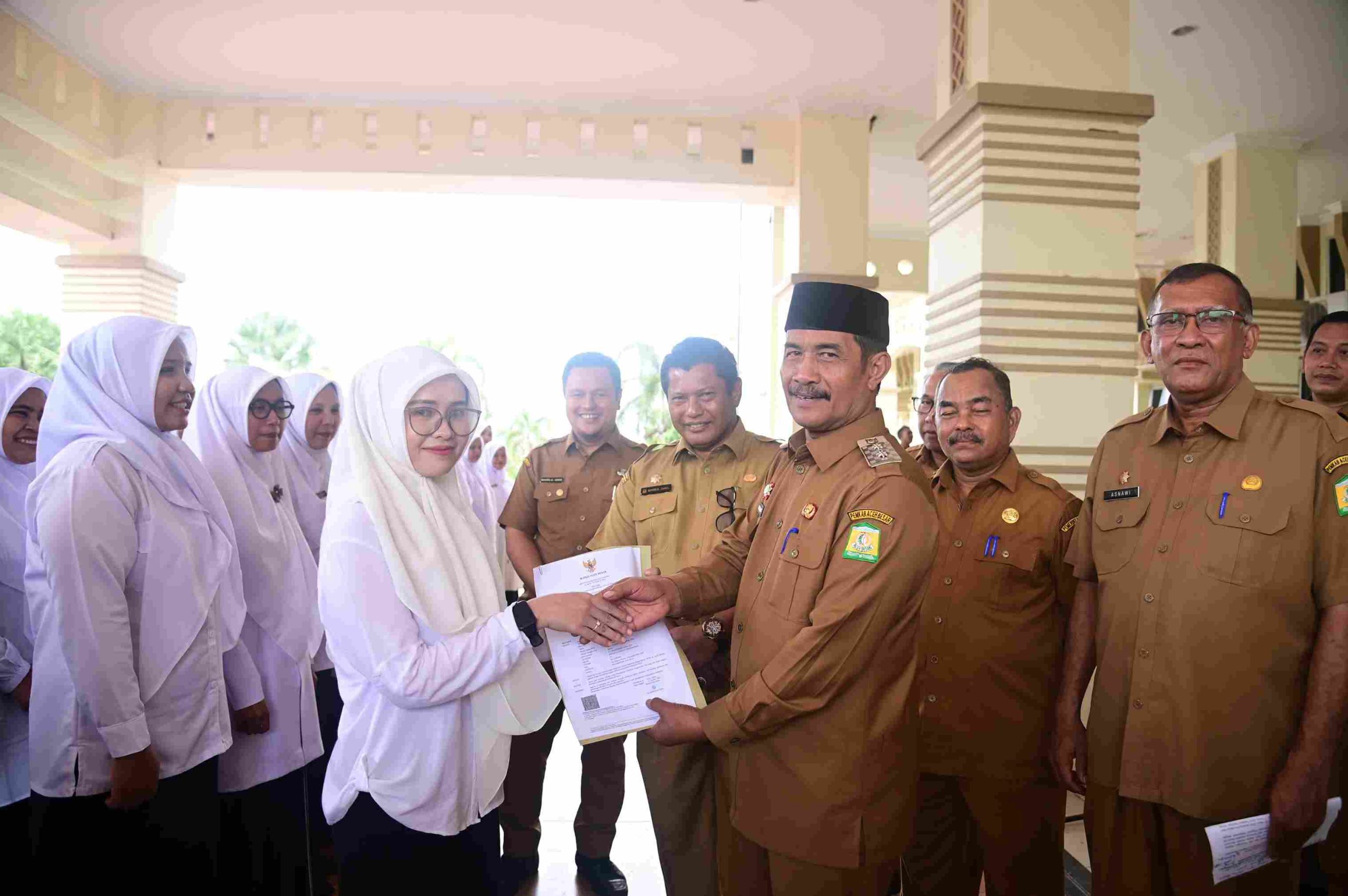 Serahkan 101 SK PPPK Tahap II dan CPNS Lulusan IPDN, Wabup Aceh Besar Ajak ASN Tingkatkan Disiplin dan Syukuri Amanah
