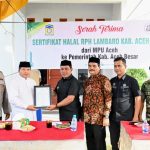 Pemkab Aceh Besar Terima Sertifikat Halal RPH Lambaro dari MPU Aceh