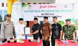 IMG-20251031-WA0021_11zon Pemkab Aceh Besar Terima Sertifikat Halal RPH Lambaro dari MPU Aceh