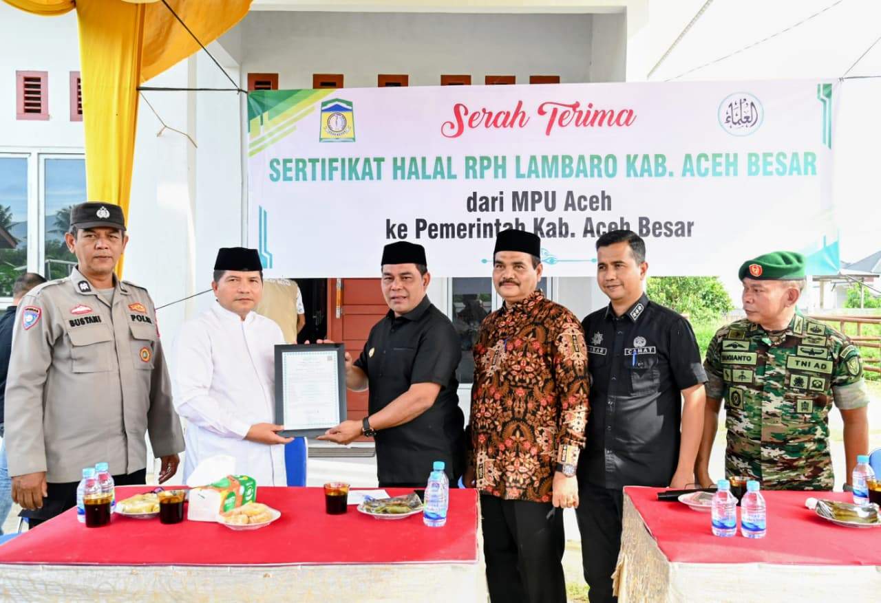 Pemkab Aceh Besar Terima Sertifikat Halal RPH Lambaro dari MPU Aceh