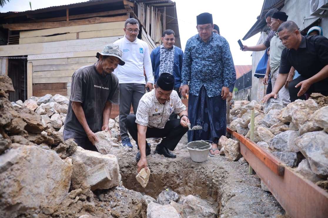 Wabup Aceh Besar Letakkan Batu Pertama Pembangunan Rumah Bantuan Islamic Relief, Baitul Mal dan PT SBA