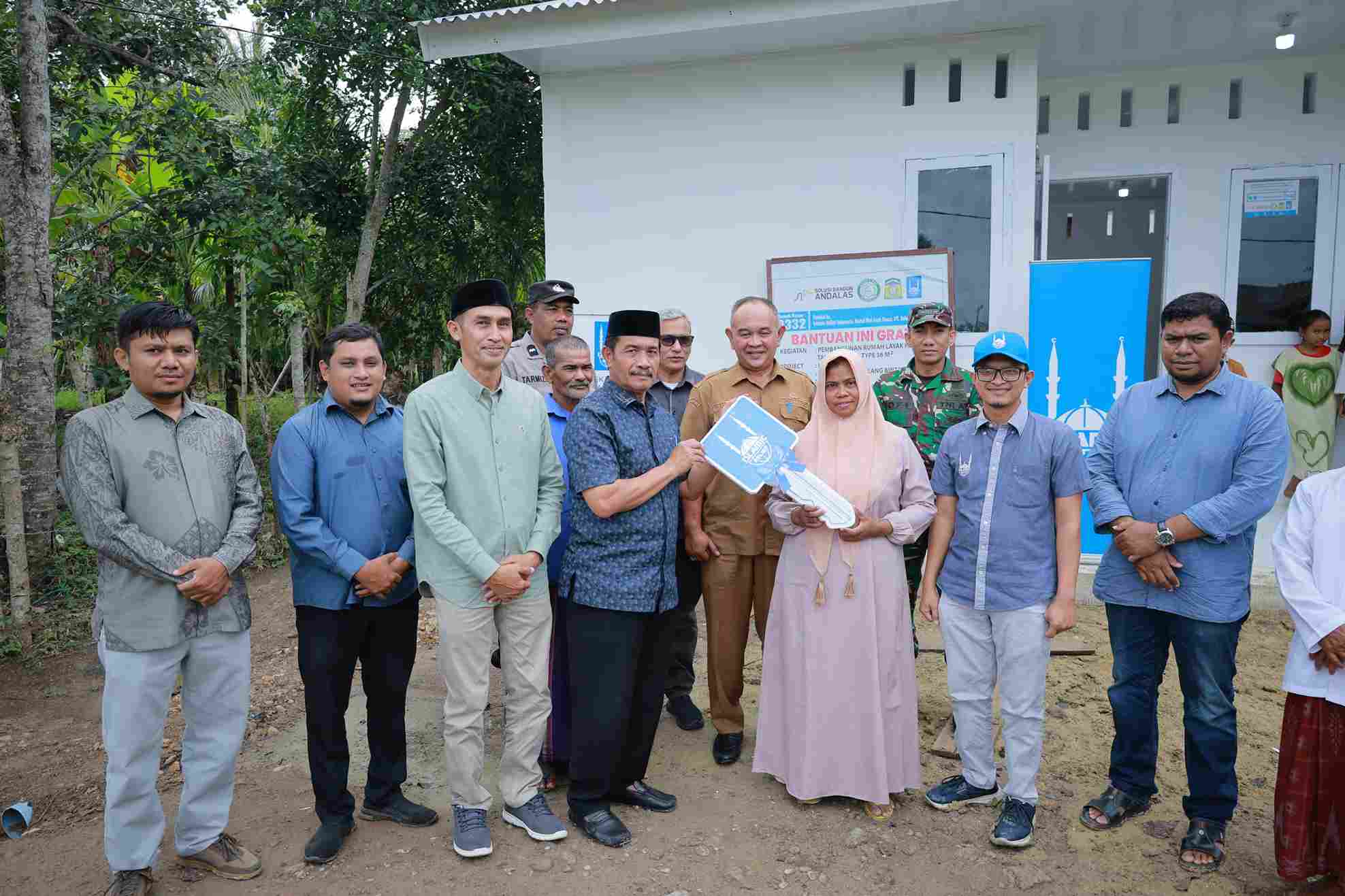 Wabup Aceh Besar Serahkan Rumah Bantuan Islamic Relief di Blang Bintang